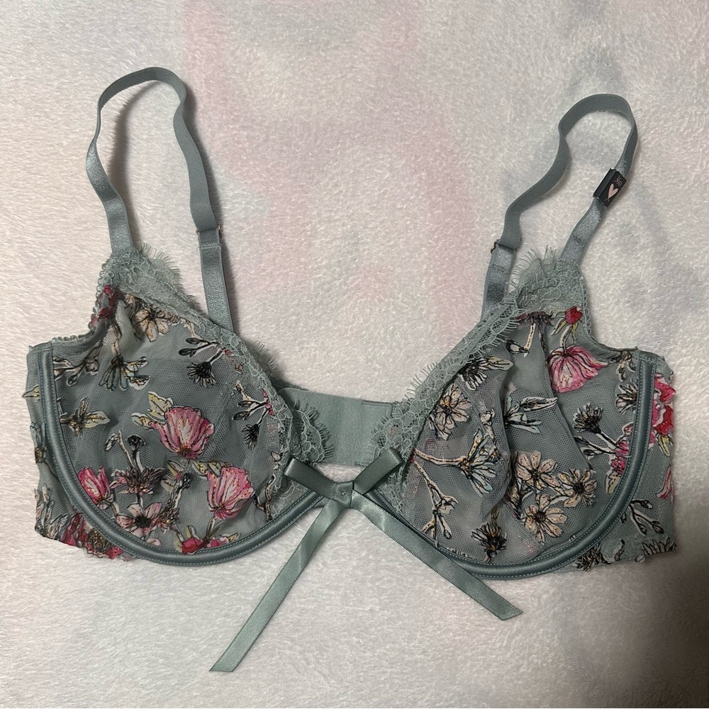 Victoria's Secret Floral Lace Underwire Bra in Sage Green with Pink Accents